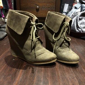 💋5/$25💋 Wedge booties